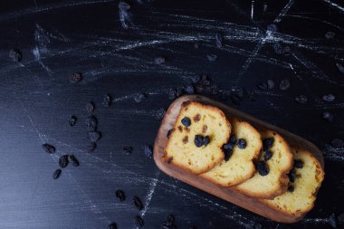 Çikolatalı bir tabakta dilimlenmiş turta. Yüksek kalite fotoğraf