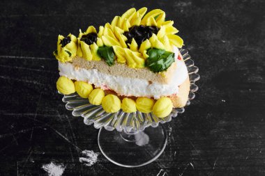 Ayçiçeği süslemeli bir dilim pasta. Yüksek kalite fotoğraf