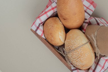 Tahta sepetin üzerinde masa örtüsü ile taze ekmek. Yüksek kalite fotoğraf