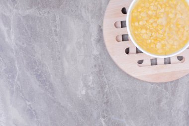 Beyaz seramik kasede mermerin üstünde bezelye çorbası. Yüksek kalite fotoğraf