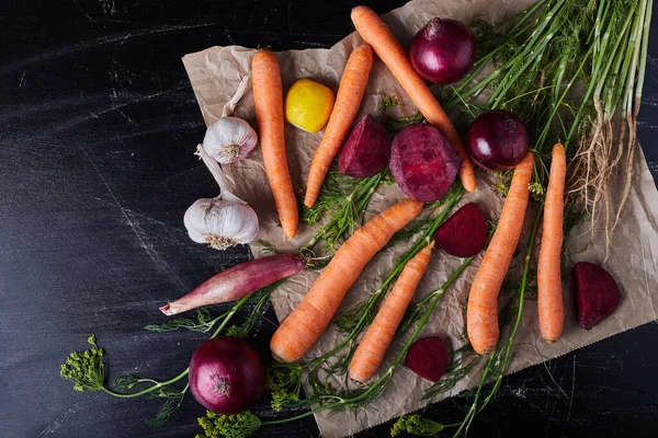 Siyah arka planda sebze bileşimi. Yüksek kalite fotoğraf