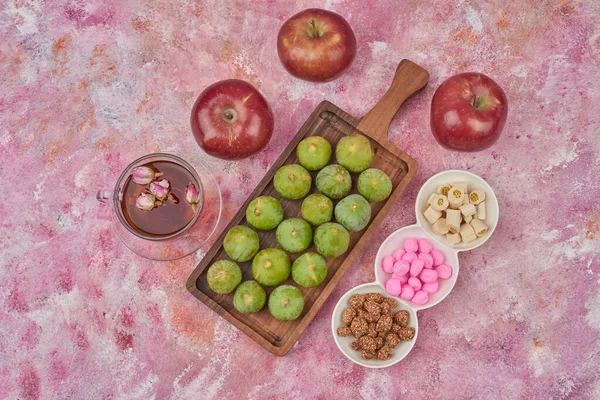 Higos Verdes Con Caramelos Manzanas Una Tabla Madera Foto Alta — Foto de Stock