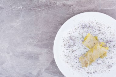 Beyaz bir tabakta bitki ve baharatla sarılmış Kafkas lahanası. Yüksek kalite fotoğraf