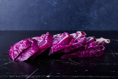 Siyah arka planda dilimlenmiş mor lahana. Yüksek kalite fotoğraf