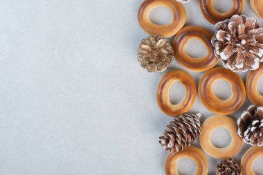 Beyaz arka planda kozalaklı leziz yuvarlak kurabiyeler. Yüksek kalite fotoğraf