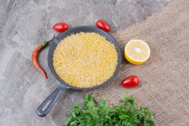 Vişneli domates ve limonlu siyah tavada makarna. Yüksek kalite fotoğraf