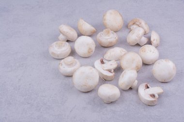 Gri arka planda beyaz mantarlar. Yüksek kalite fotoğraf