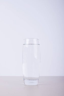 Beyaz arka planda bir bardak saf su. Yüksek kalite fotoğraf