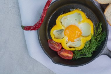 Koyu tavada sarı biberli omlet. Yüksek kalite fotoğraf