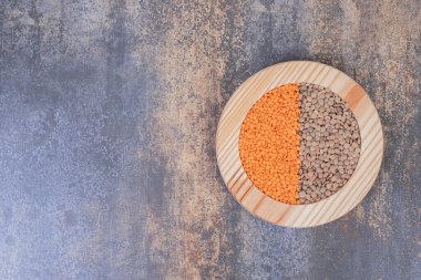 Tahta tabakta iki çeşit çiğ fasulye ve mercimek. Yüksek kalite fotoğraf