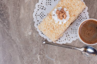 Mermer zemin üzerinde bir fincan aromalı kahve olan lezzetli bir kek. Yüksek kalite fotoğraf