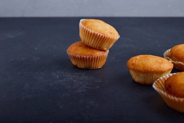 Ortadaki mavi arka planda vanilyalı kekler. Yüksek kalite fotoğraf