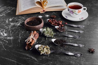 Bitki ve baharatlı bir fincan çay. Yüksek kalite fotoğraf