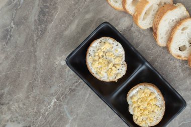 Çırpılmış yumurta ve mermer yüzeyde dilimlenmiş ekmek. Yüksek kalite fotoğraf