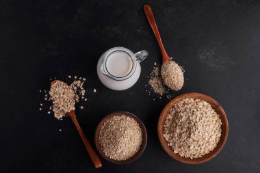 Tahta bardaklarda Mueslie 'ler, bir kavanoz süt, üst manzara. Yüksek kalite fotoğraf