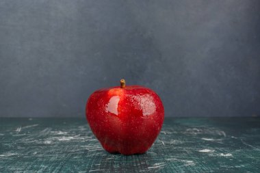 Kırmızı elma mavi arka planda. Yüksek kalite fotoğraf