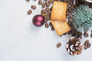 Beyaz arka planda krakerler ve kahve çekirdekleri. Yüksek kalite fotoğraf