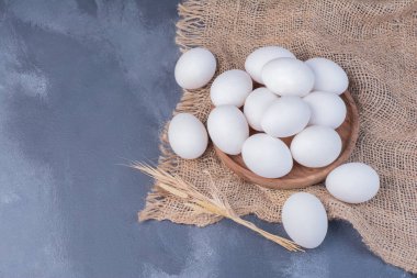 Mutfak havlusunda organik yumurta. Yüksek kalite fotoğraf