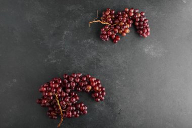 Siyah arka planda kırmızı üzüm demetleri, üst manzara. Yüksek kalite fotoğraf
