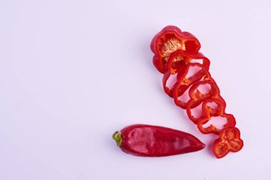 Beyaz arka planda kırmızı kırmızı kırmızı biber. Yüksek kalite fotoğraf