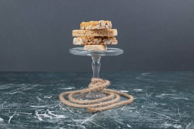 Çekirdekli Kozinaki şekerlemeleri ve iple cam tabakta fındıklar. Yüksek kalite fotoğraf