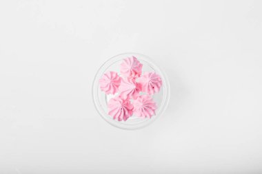 Beyaz arka planda pembe şekerlemeler. Yüksek kalite fotoğraf