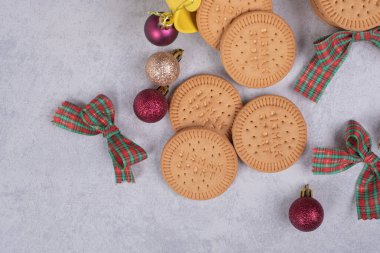 Bisküviler, kurdele ve Noel topları beyaz masada. Yüksek kalite fotoğraf