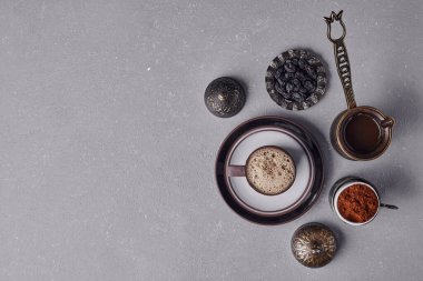 Masa arkasındaki kahve fincanının üst görüntüsü