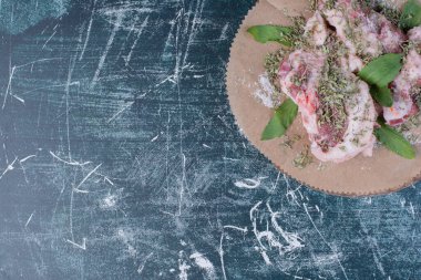 Çiğ et parçaları ve mavi fırında taze ve kurutulmuş otlar. Yüksek kalite fotoğraf