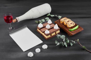 Rollcake dilimleri ve yemek tarifi kitabıyla çikolatalı waffle. Yüksek kalite fotoğraf