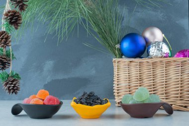 Bir sepet dolusu noel topuyla iki koyu şekerli marmelat. Yüksek kalite fotoğraf