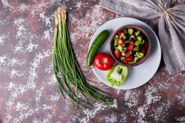 Tahta bir fincanda mermerin üzerinde sebze salatası. Yüksek kalite fotoğraf