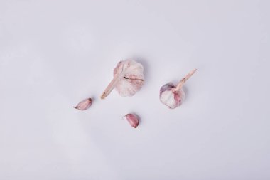 Merkezdeki gri arkaplanda izole edilmiş sarımsak karanfilleri. Yüksek kalite fotoğraf