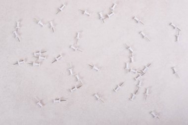 Beyaz arkaplanda beyaz raptiyeler