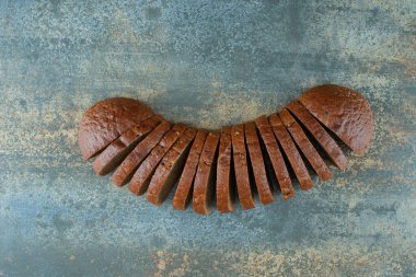 Mermer zemin üzerinde dilimlenmiş kahverengi ekmek. Yüksek kalite fotoğraf