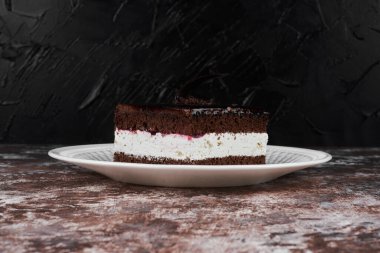 Beyaz tabakta bir dilim çikolatalı cheesecake. Yüksek kalite fotoğraf