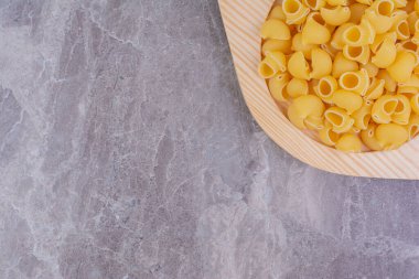 Gri arka planda kırsal ahşap bir fincanda organik pastalar. Yüksek kalite fotoğraf