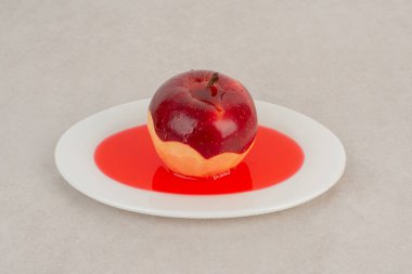 Beyaz tabakta kırmızı elma suyu. Yüksek kalite fotoğraf