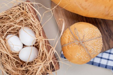  Masa örtüsünde yumurtaları olan taze beyaz ekmek. Yüksek kalite fotoğraf