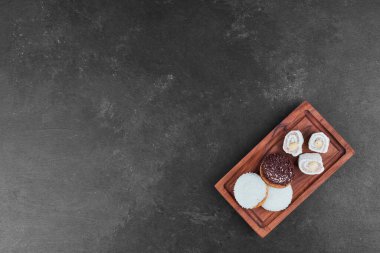 Tahta tepside lokum kurabiyeleri, üst manzara. Yüksek kalite fotoğraf