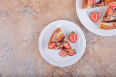 Beyaz tabakta çilekli tatlı turta. Yüksek kalite fotoğraf