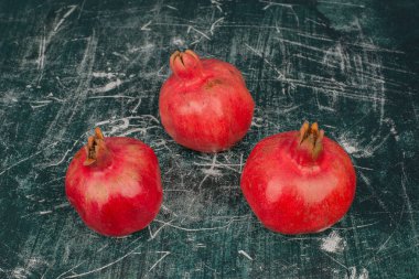 Mermer masada üç olgun nar var. Yüksek kalite fotoğraf