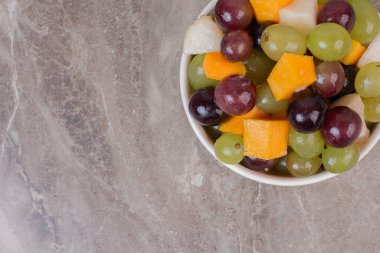 Mermer arka planda beyaz bir meyve tabağı. Yüksek kalite fotoğraf