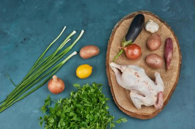 Tahtada çiğ tavuk ve sebze. Yüksek kalite fotoğraf