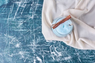 Mavi arka planda bir fincan mavi içecek. Yüksek kalite fotoğraf