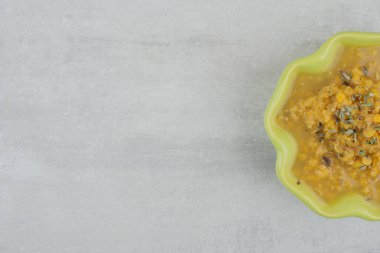 Beyaz yüzeyde seramik çorba kasesi. Yüksek kalite fotoğraf