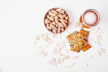 Beyaz arka planda biralı fındık ve krakerler. Yüksek kalite fotoğraf