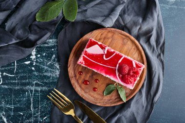 Tahta tabakta bir dilim kırmızı cheesecake, üst manzara. Yüksek kalite fotoğraf
