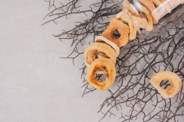 Cam kavanozda kurumuş yuvarlak meyveler. Yüksek kalite fotoğraf