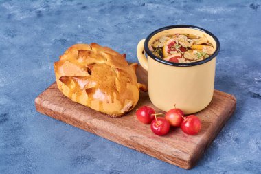 İçkili çörekler mavi arka plandaki tahta tahtada. Yüksek kalite fotoğraf